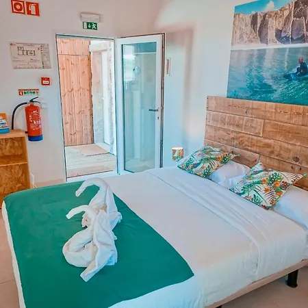 Oasis Backpackers Sintra Surf Hostel *