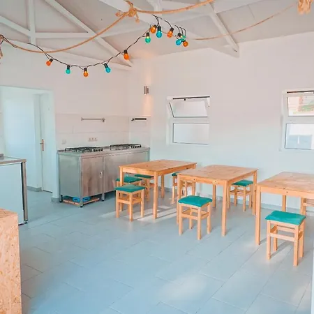 Oasis Backpackers Sintra Surf Хостел Коларес